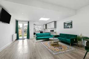 Spacious Detached House with 7 Beds Includes Ping Pong and Pool Table Sleeps 14 Free Parking, Feltham